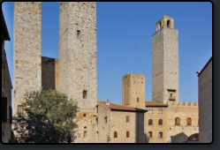 Die Zwillingstürme "Torri dei Salvucci" und der Torre Rognosa
