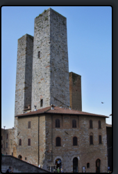 Die Doppeltürme "Rorri dei Salvucci" von der Piazza Duomo aus gesehen
