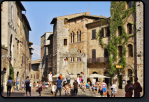 Blick von der Piazza della Cisterna in die Via del Castello