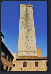 Der "Torre Grossa" von der Piazza Luigi Pecori aus gesehen