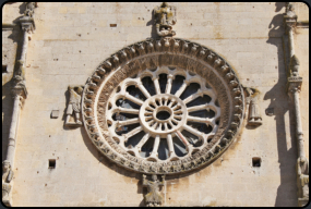 Fenster-Relief der Kathedrale Madonna della Bruna und Sant'Eustachio