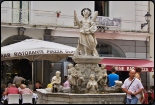 Brunnen auf der Piazza Duoma