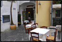 Tische eines Restaurant in den Gassen von Amalfi