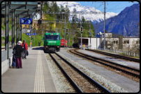 Die Albulabahn fährt in den Bahnhof von Thusis ein