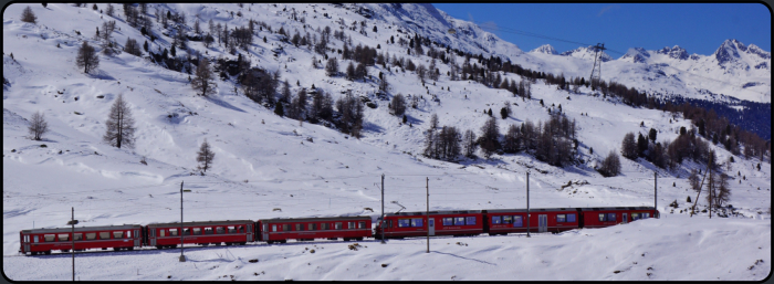 Die Berninabahn auf dem Weg nach St. Moritz im Schnee