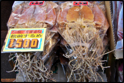 Getrocknete Kalamare auf Fischmarkt