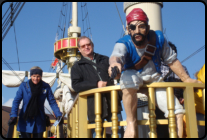 Pappmaschee-Pirat auf Piratenschiff