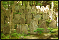 Beschriftete Steintafeln im Mitaki Temple