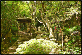 Stufen zur Tempelglocke im Mitaki Temple