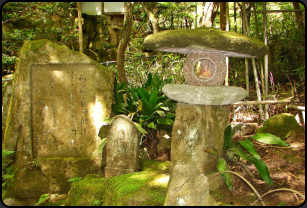 Steinlaterne mit Buddha im Mitaki Temple