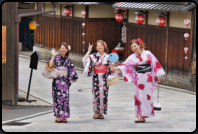 Junge Frauen im Kimono