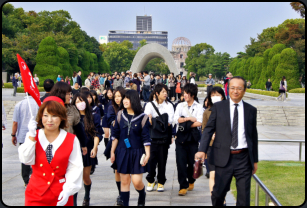 Japanische Schulklasse im Peace Memorial Park