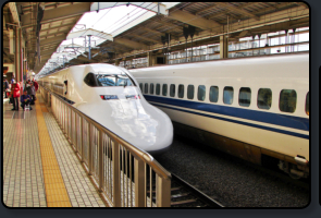Shinkansen im Bahnhof von Kyoto
