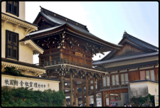 Zugang zum Yasaka Shrine und Kokura Castle