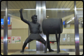Skulptur von Gion-Trommler vor dem Bahnhof
