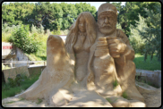 Sandskulptur "Alter Mann und Meernixe"