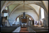 Blick durch das Kirchenschiff zum Altar