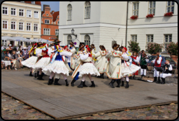 Polnische Volkstanzgruppe vor dem Rathaus von Wismar