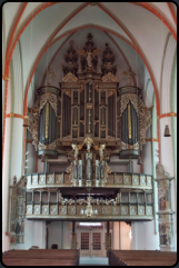 Die Orgel über dem Haupteingang