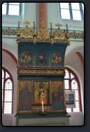 "Baldachin-Altar" mit der jugendlichen Figur des Evangelisten Johannes