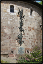 Skulptur am historischen Stadttor Rotunde