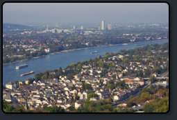 Blick vom Nordturm des Schlosses Drachenburg über Königswinter auf Bad Godesberg und Bonn im Hintergrund