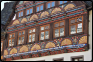 Am Haus Schäfer tragen die vorkragenden Obergeschosse reiche Ornamentschnitzereien im Stil der Weserrenaissance