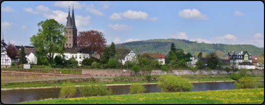 Blick von der Weserbrücke auf die Altstsadt und St. Kiliani Kirche