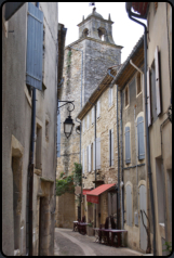 Blick durch die "Rue d' Or" auf den Glockenturm