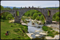 Die römische Steinbogenbrücke "Pont Julien"