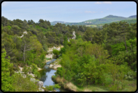 Blick vom Aussichtspunkt  auf den Flußlauf der "Le Calavon"