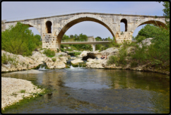 Die römische Steinbogenbrücke "Pont Julien"