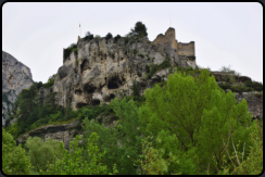 Die Schlossruine auf einem Felsen oberhalb der Quelle aus dem 7. Jahrhundert