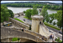 Die Stadtmauer zwischen dem Rocher des Doms und der Brücke "Pont Saint-Bénézet"