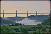 Blick von Peyre auf das Viaduct von Millau am Morgen