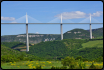 Blick von Peyre auf das Viaduct von Millau