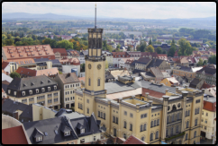 Blick vom Kirchturm der Johanniskirche zum Rathaus