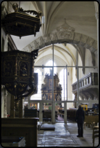 Gläserne Trennwand in der Kirche St. Petri und Paul
