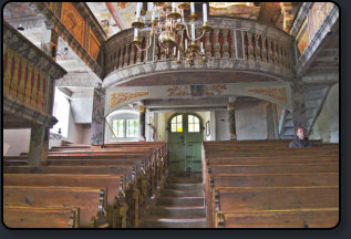 Blick vom Altar hinauf zur Orgel in der Bergkirche Oybin