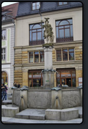 Marktbrunnen auf dem Hauptmarkt mit der Skulptur des "Ritters Dutschmann"