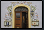 Dekorative Eingangstür des Sorbischen Restaurant Wjelbik