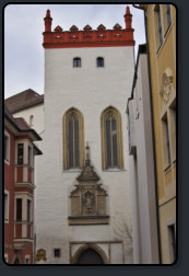 Der Matthiasturm mit seinem Zinnenkranz von der Ortenburg
