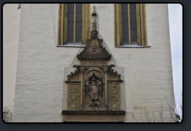 Ortenburg, reich verziertes Sandstein-Relieff am Matthiasturm