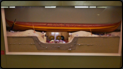Modell eines Wikingergrabes im Wikinger-Museum Haithabu