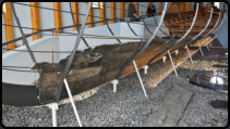 Stücke eines gefundenen Langschiff im Wikinger-Museum Haithabu