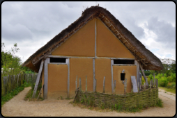 Rekonstruiertes Haus im Museumsdorf Haithabu