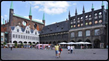 Das Rathaus mit Markt