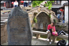 Stein zum Gedenken an den Maler Chen Yifei vor der  "Shide Brücke", eine der Twin Bridges