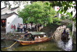 Touristen bei einer Bootsfahrt auf den Kanälen von Zhouzhuang