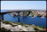 Die Brücke "Smögenbron" vom Festland aus gesehen